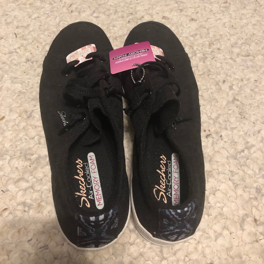 NWT Skechers Air-Cooked Memory Foam woman’s sneakers